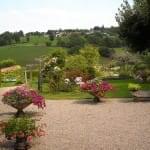 Vue de la chambre d'hôtes, sur le jardin et la campagne environnante